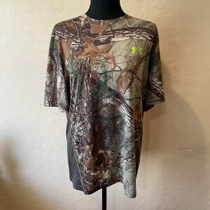 Under Armour camo short sleeve shirt with grey details on the side